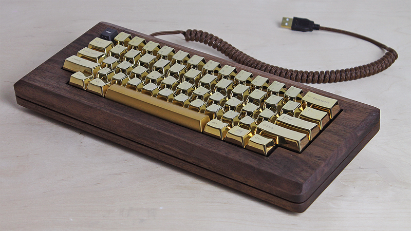 Illustration for article titled A Wooden Macintosh Replica Proves the Original Deserved a Flashy Gold Keyboard